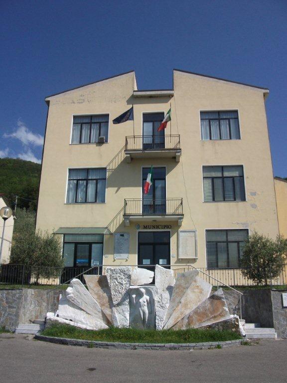 Il municipio di Podenzana che ospita anche le Poste