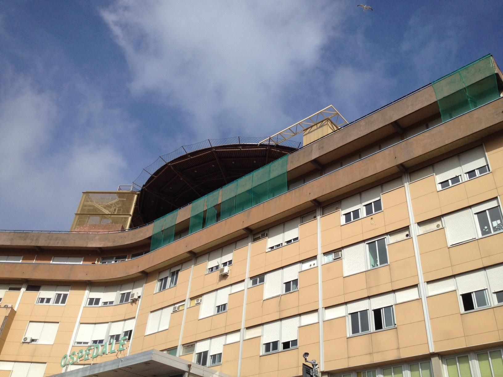 La facciata dell'ospedale transennata