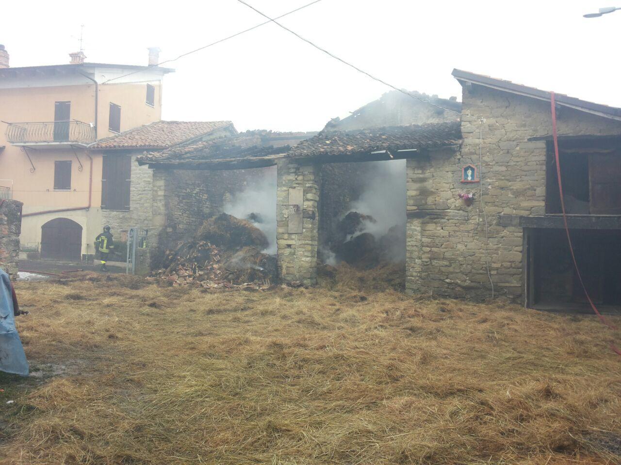 Fienile in fiamme: i danni sono ingentissimi