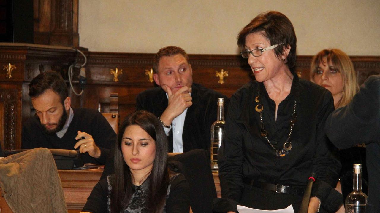 Roberta Lombardi, a destra, durante un dibattito in consiglio sulla pista di Peretola