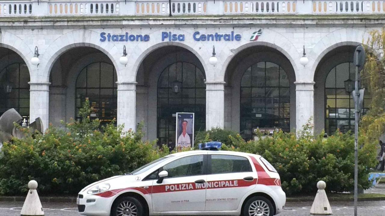 Pattuglia della polizia municipale alla stazione