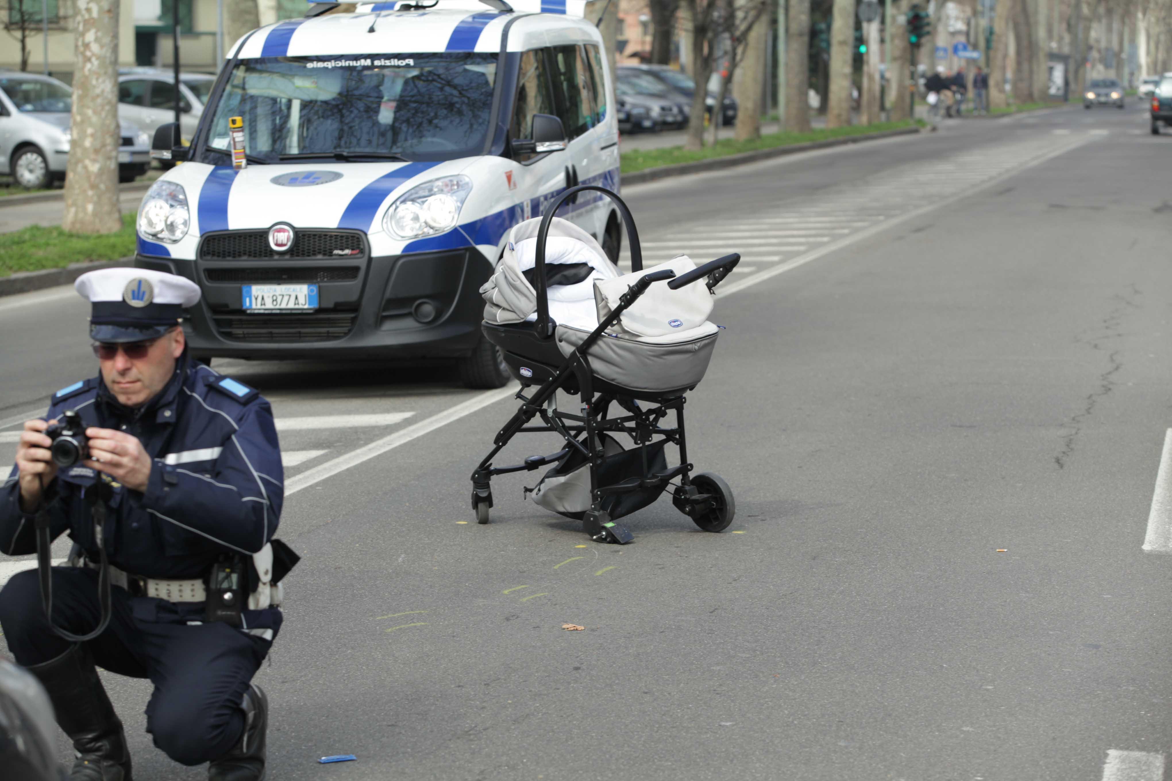 Bimbo di due anni travolto da un'auto: illeso grazie al passeggino