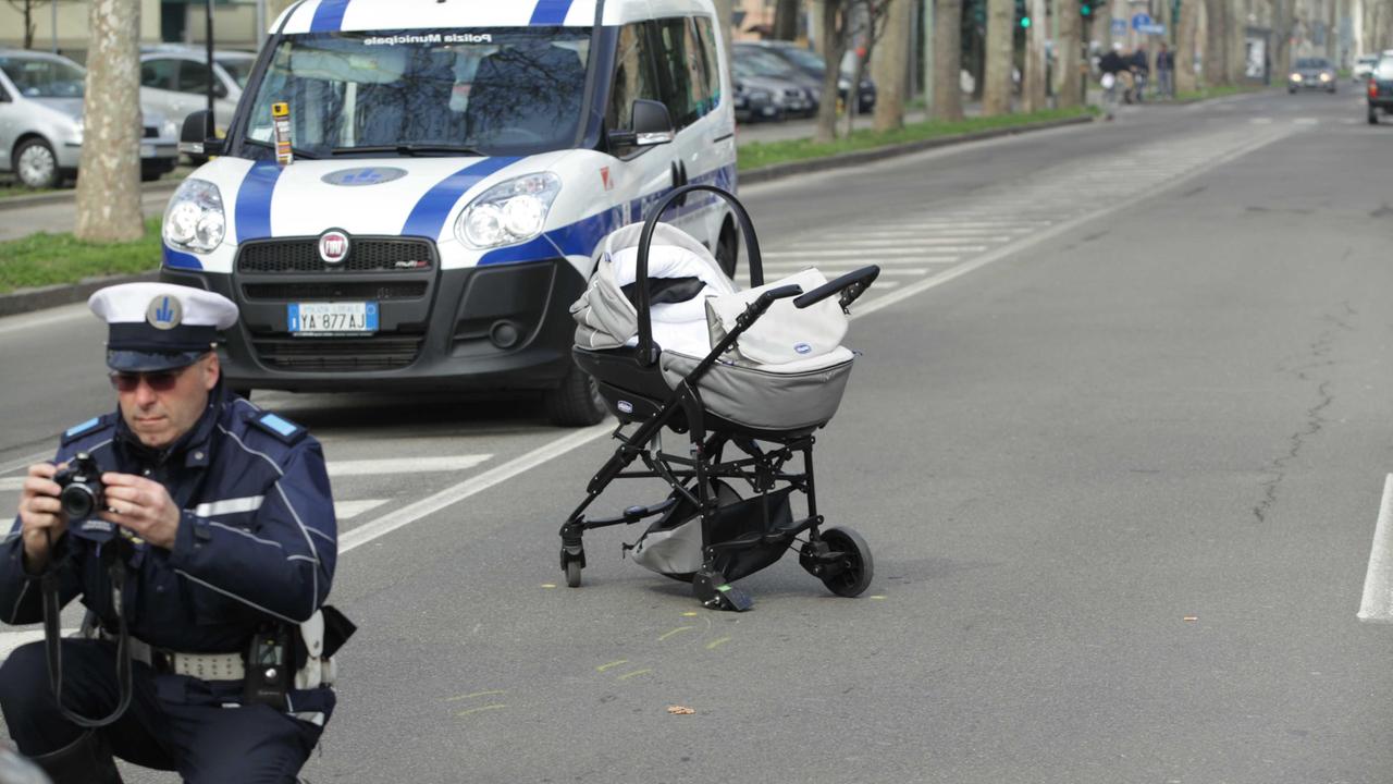Bimbo di due anni travolto da un'auto: illeso grazie al passeggino