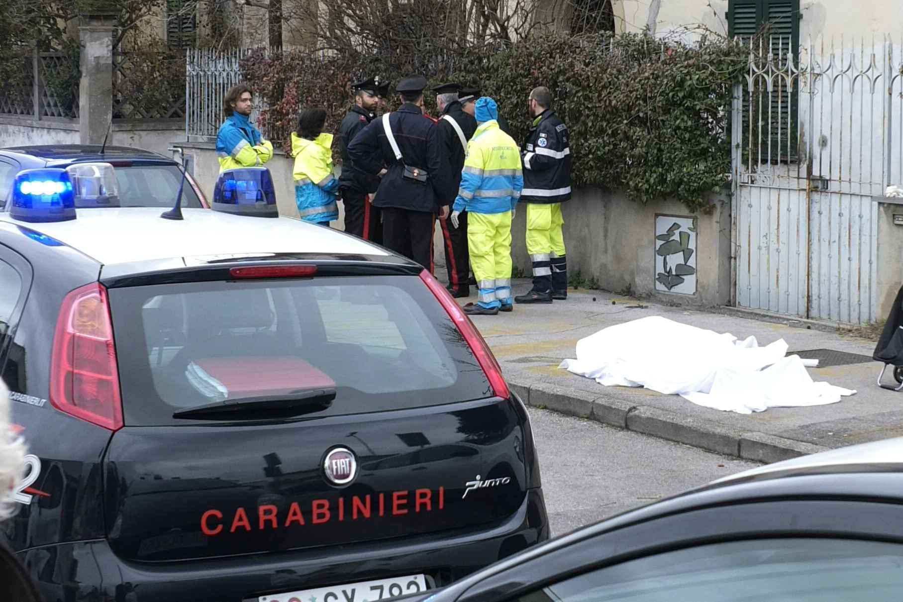 Il lenzuolo bianco copre il cadavere dell'anziana morta in strada
