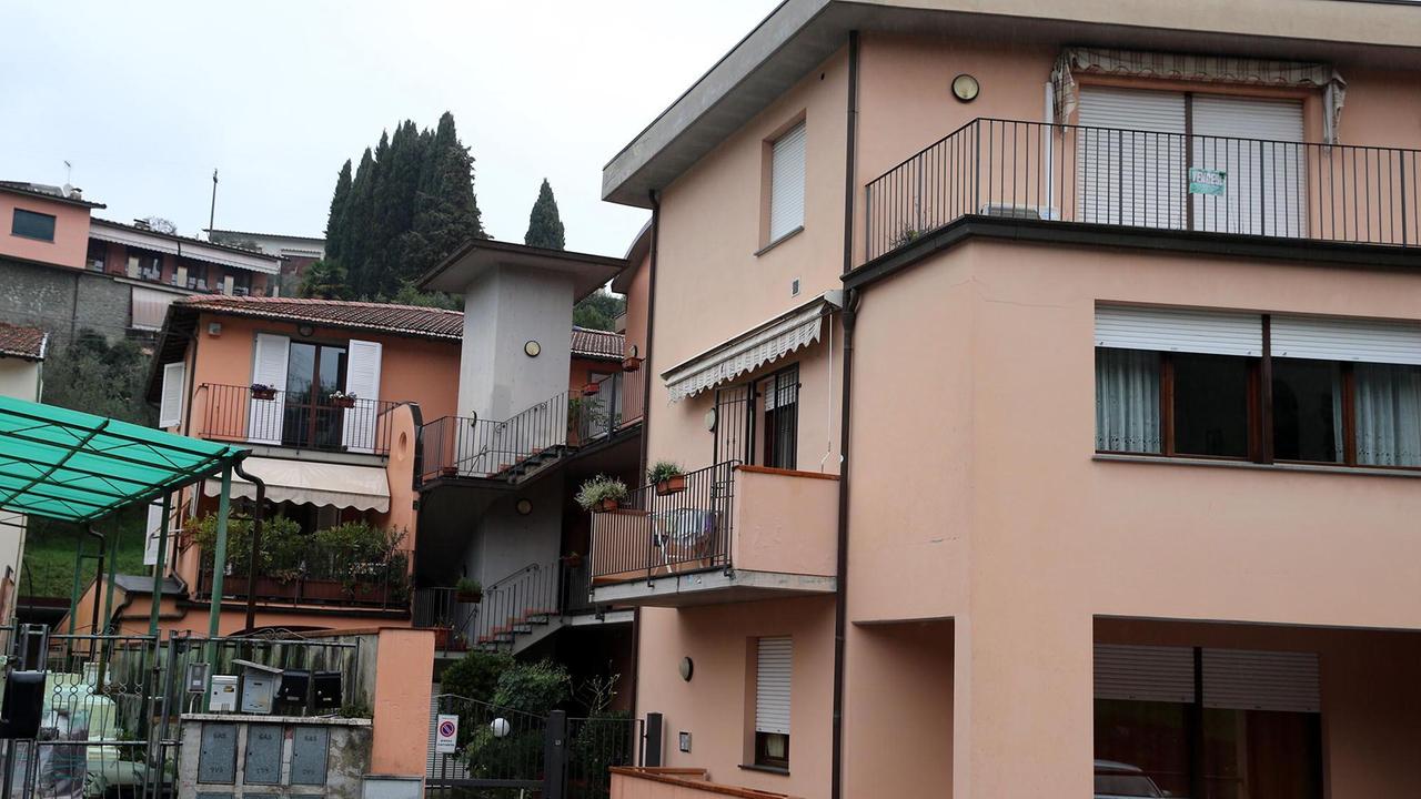 L'esterno del condominio di via Sismondi a Pescia dove è avvenuto il ferimento (Foto Nucci)