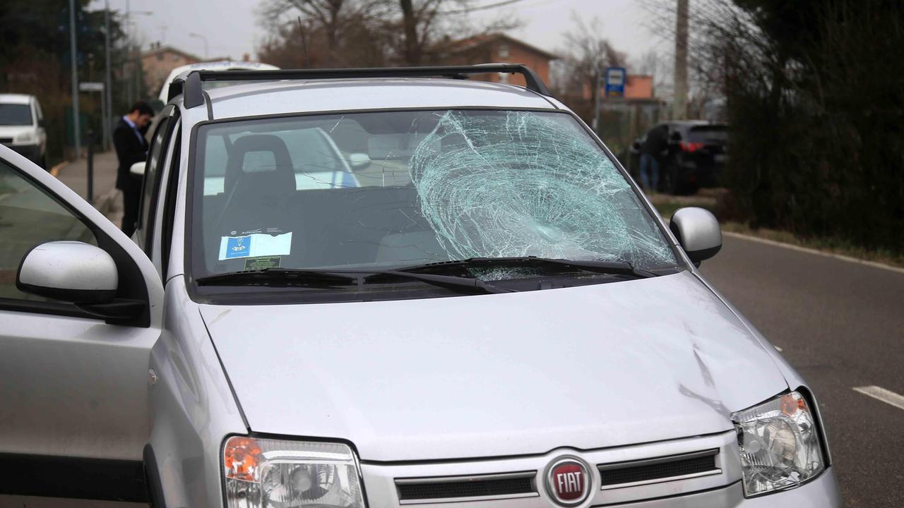 Studentessa scende dall'autobus e viene travolta da un'auto