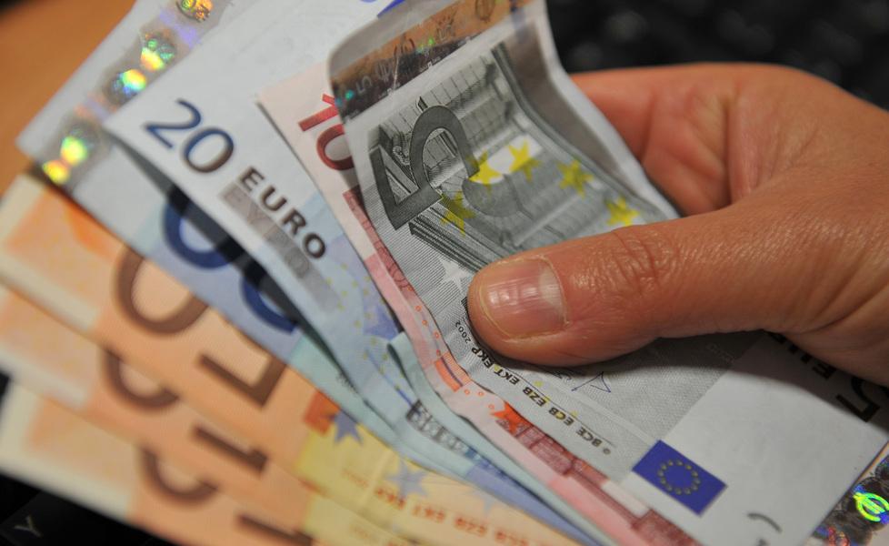 Fa prelievi con il bancomat sottratto a un disabile
