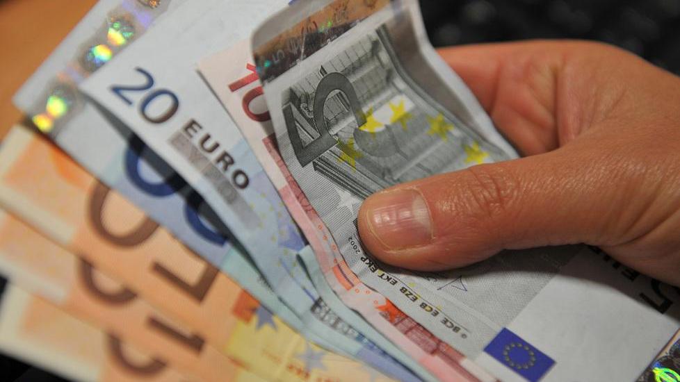 Fa prelievi con il bancomat sottratto a un disabile