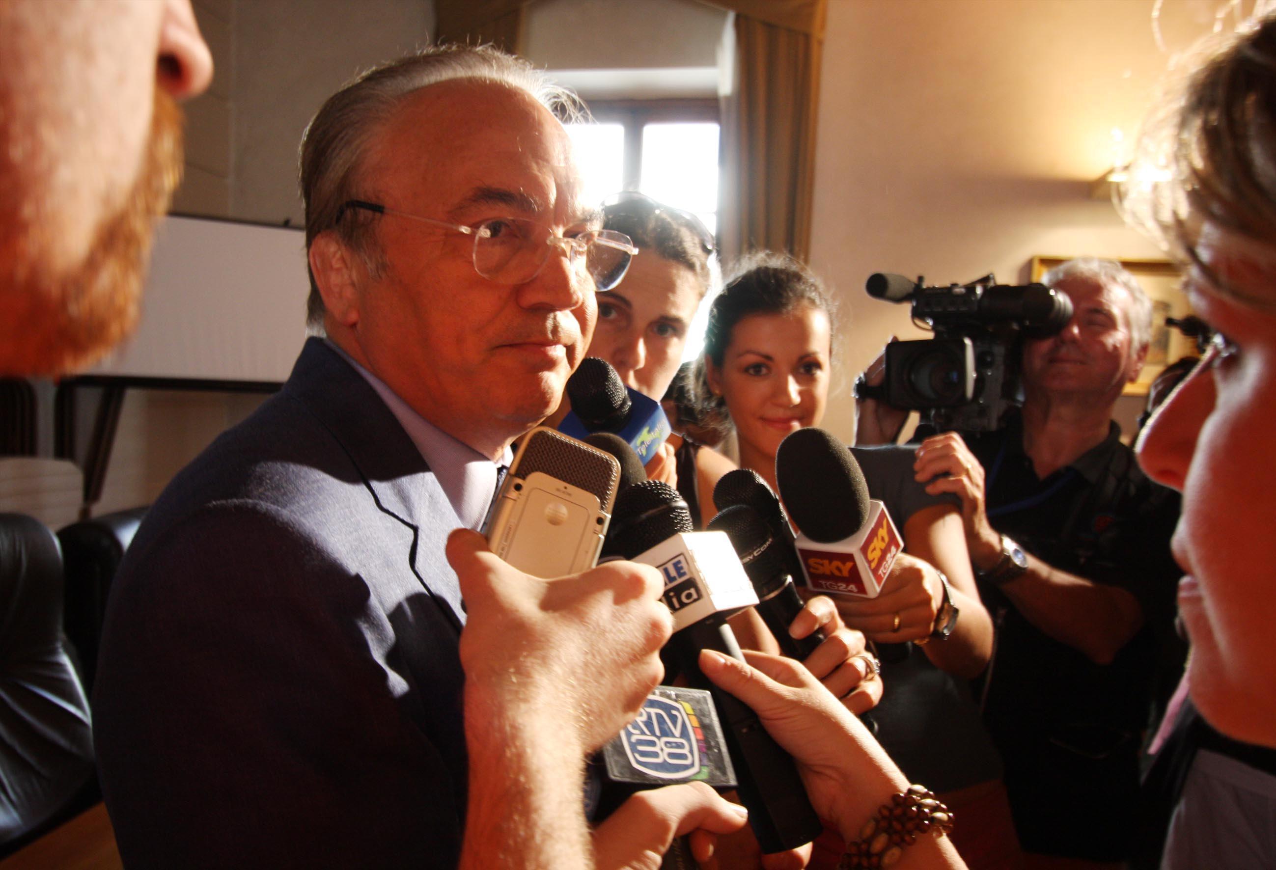 Il questore di Firenze FrancescoTagliente durante la conferenza stampa srguita agli arresti del 2008 Foto Sestini)