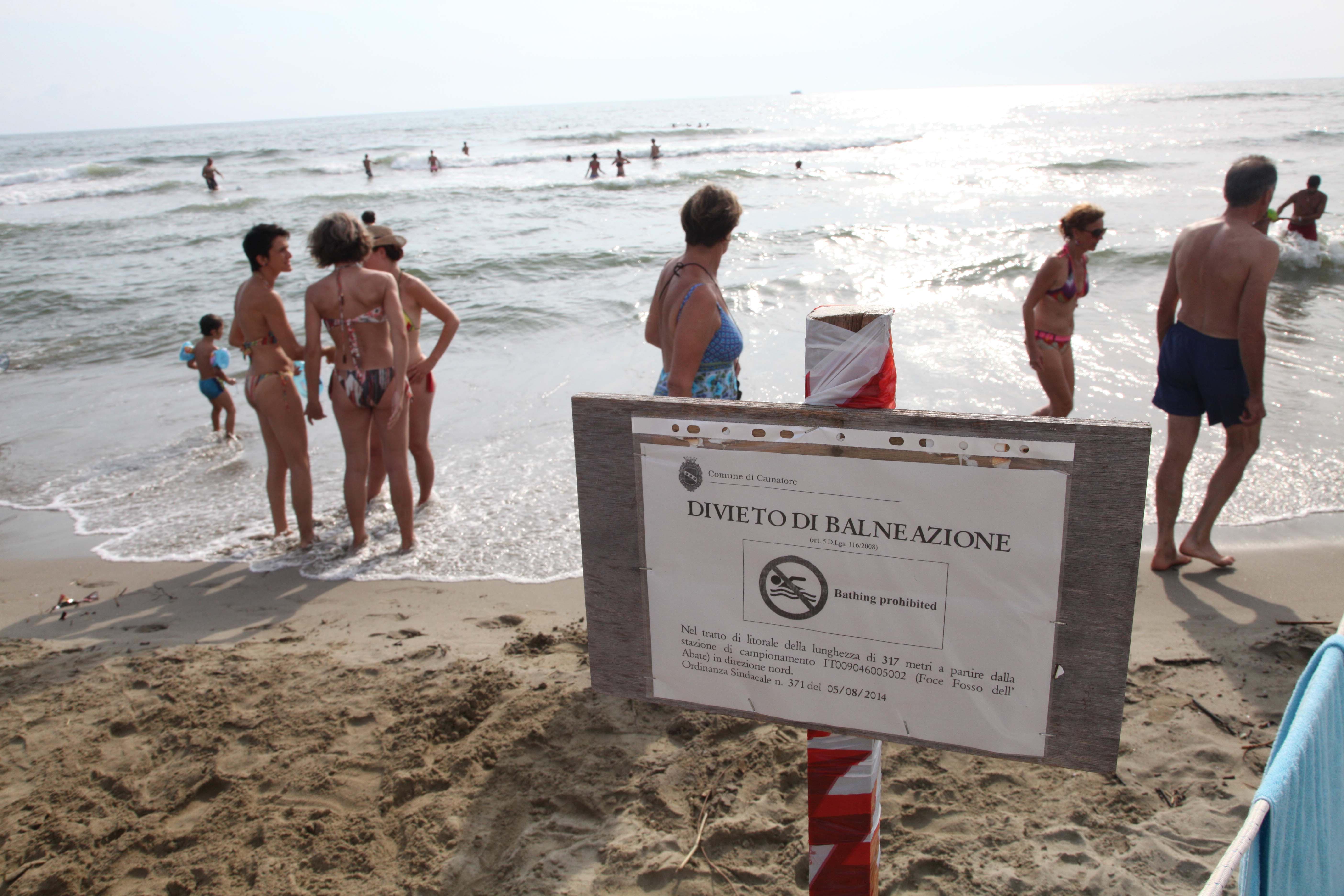 I cartelli di divieto di balneazione a Lido di Camaiore nell'estate 2014