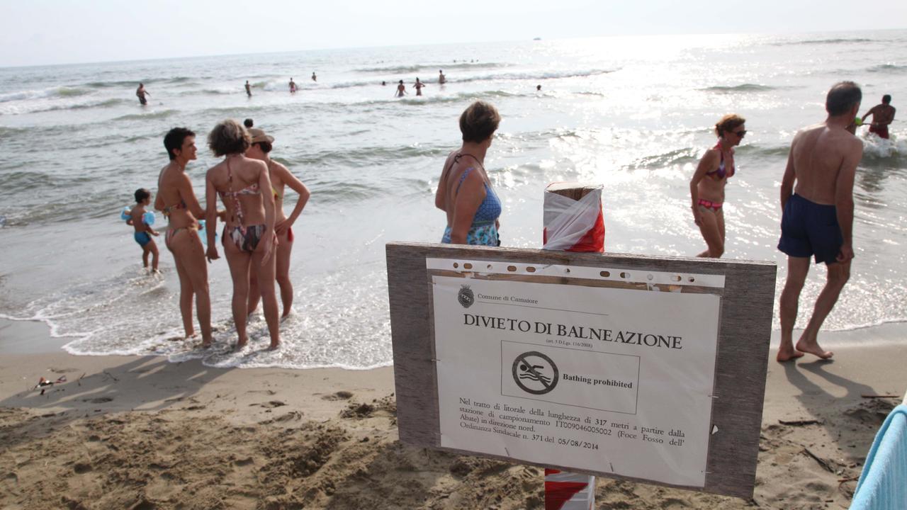 I cartelli di divieto di balneazione a Lido di Camaiore nell'estate 2014