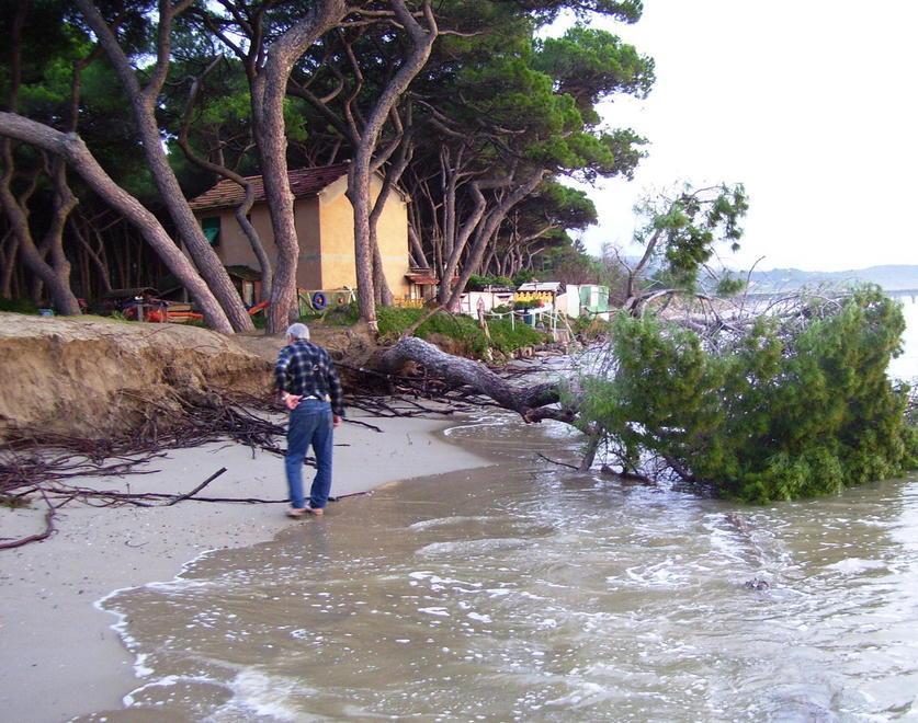 I danni dell'erosione sulla costa follonichese