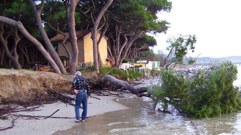 I danni dell'erosione sulla costa follonichese