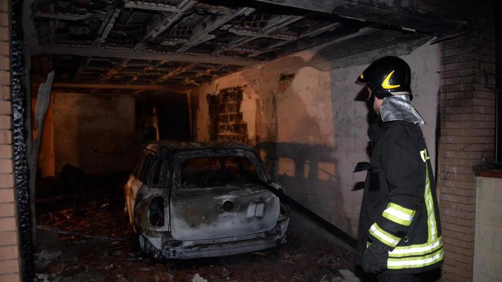 L’auto va a fuoco e poi esplode in garage