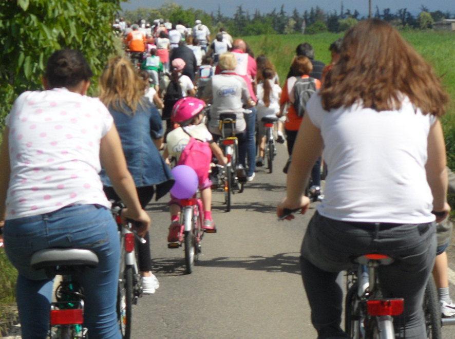 Un corso per donne straniere che insegna ad andare in bici