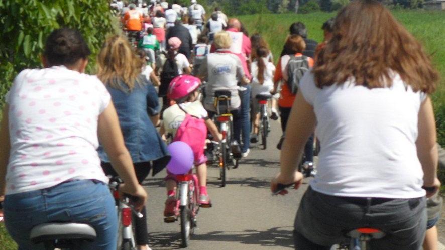 Un corso per donne straniere che insegna ad andare in bici