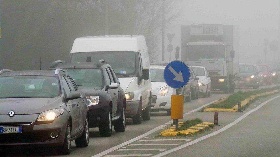 Tutti in coda per lavori in via Ravenna