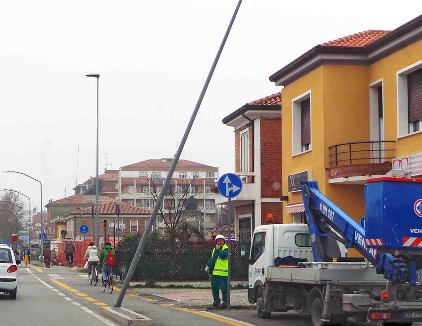Lampione piegato da mezzo pesante in manovra