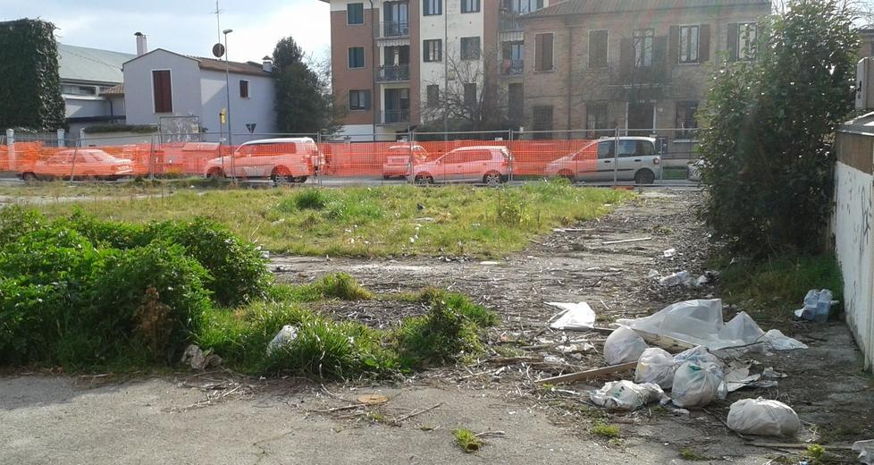 Lo spiazzo trasformato in una discarica