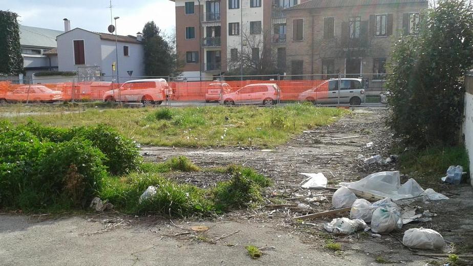 Lo spiazzo trasformato in una discarica