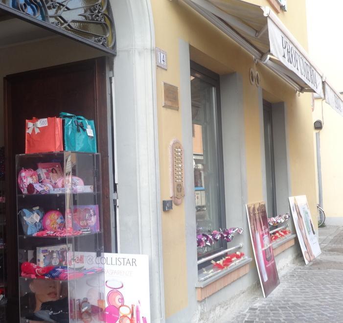 Colpo grosso dei ladri di profumi 