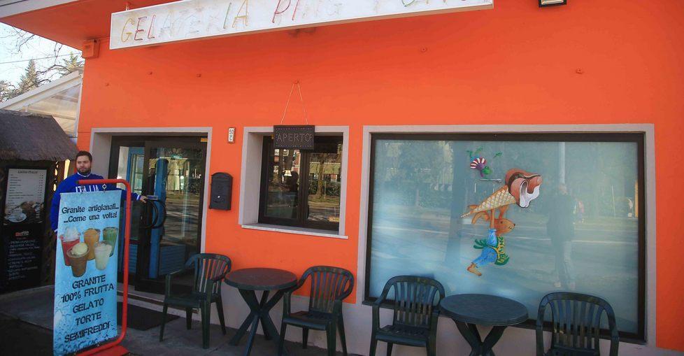 I ladri entrano a martellate e fanno razzia in gelateria 