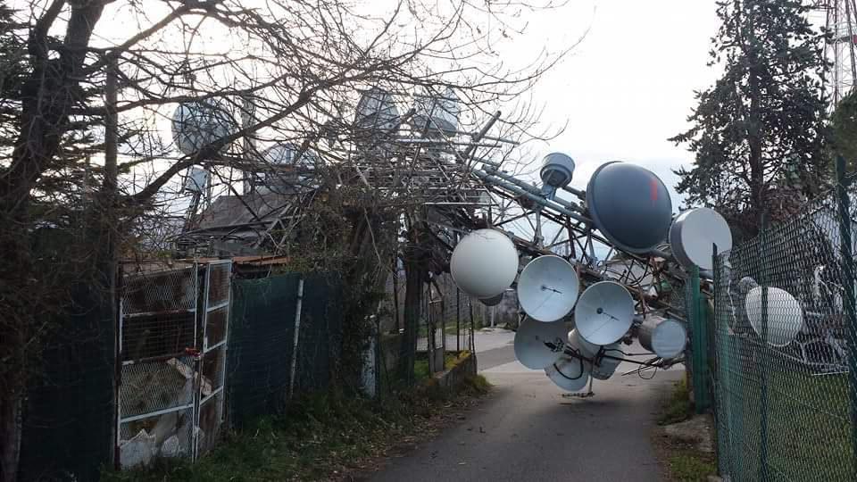 Il traliccio crollato a Fontia, località Santa Lucia (Carrara)