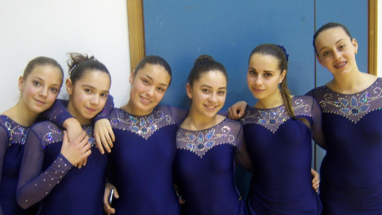 Un gruppo di giovani pattinatrici al PalaBastia