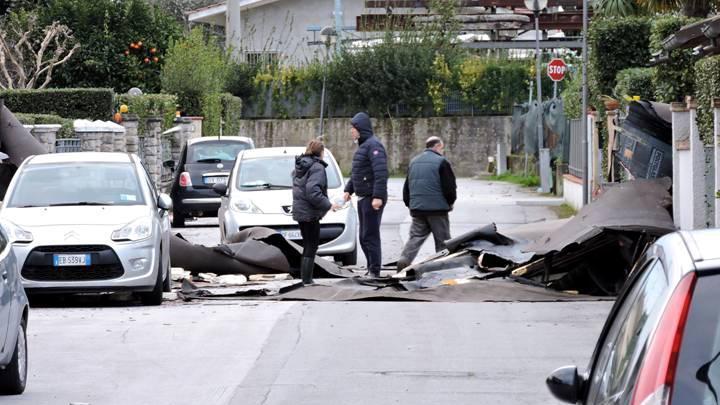 Versilia in ginocchio per il vento forte: danni e feriti Scuole chiuse a Camaiore, Pietrasanta, Forte, Stazzema e Seravezza