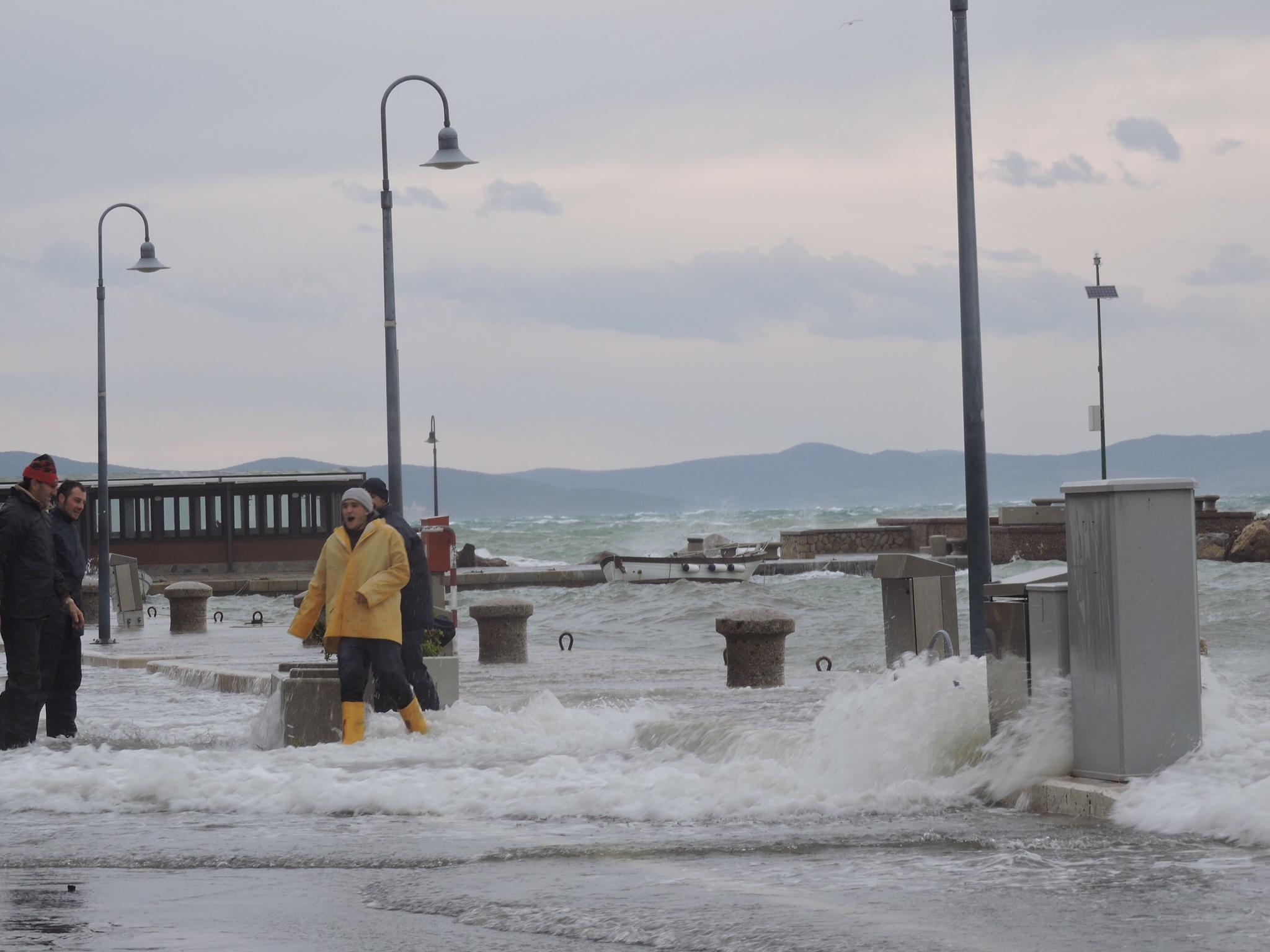 Il mare si rovescia sul modo della Pilarella a Porto Santo Stefano (foto Enzo Russo)