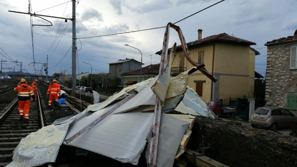 Gli operai al lavoro per sgombrare i binari della linea ferroviaria a Pietrasanta