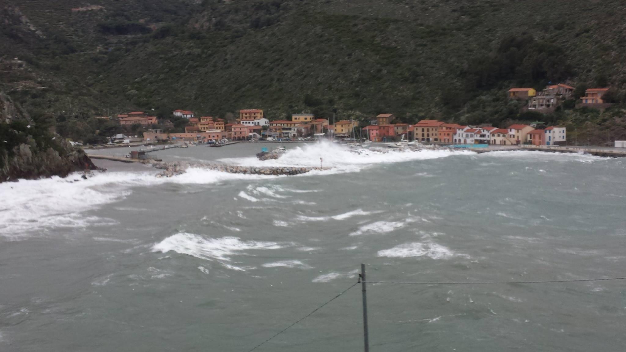 Il molo di Capraia mangiato dalle onde (foto Sabrina Raffaelli)