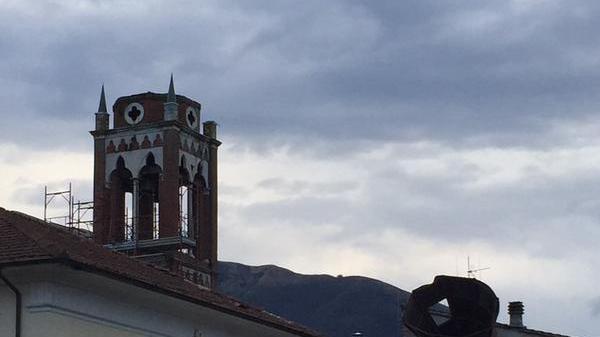 Il campanile della chiesa di Santa Croce sradicato dal vento
