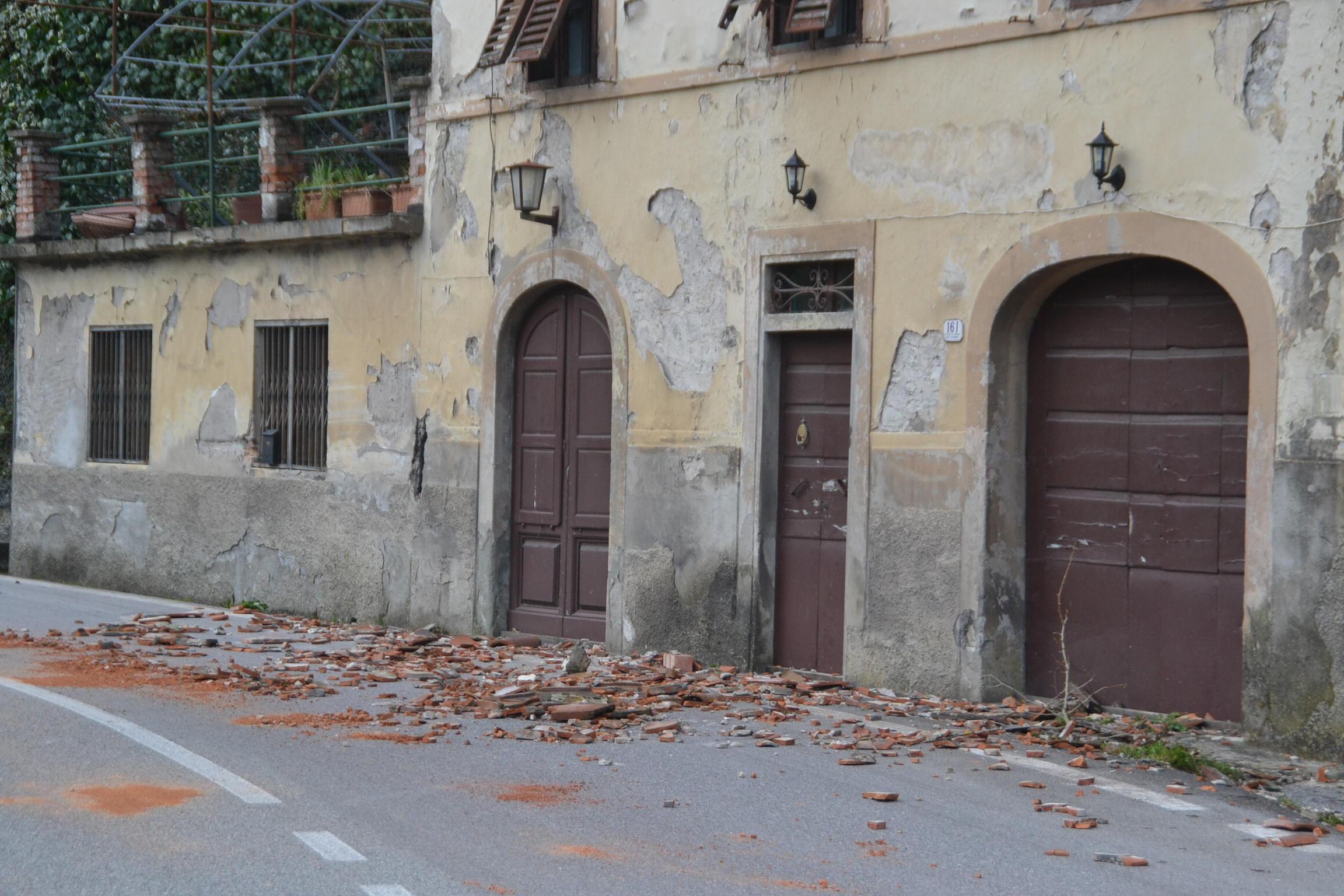 Travolto da una tettoia, grave operaio edile