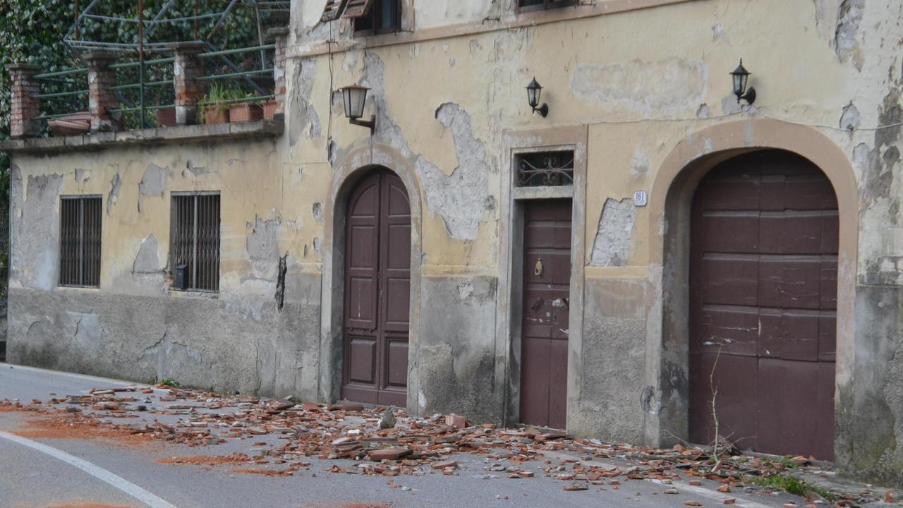 Travolto da una tettoia, grave operaio edile
