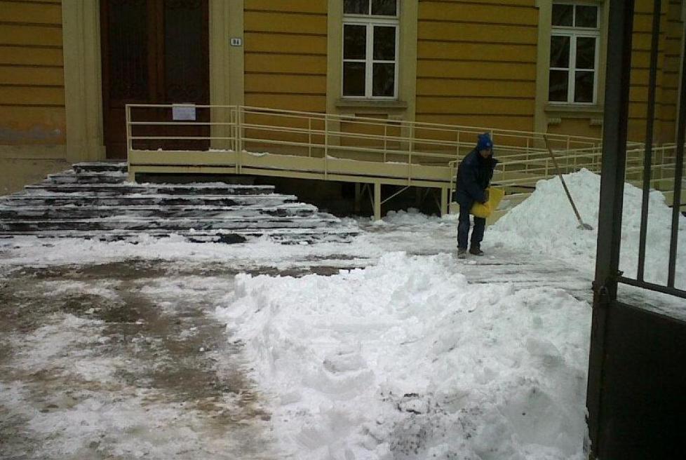 Modena: «La neve a scuola? Spalino i genitori» 