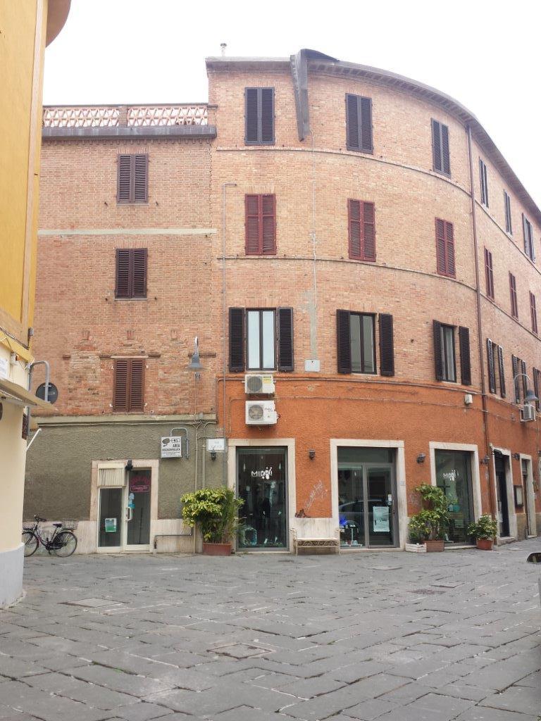 La grondaia sospesa nel vuoto sulle teste dei passanti in piazzetta Dominici (foto di Luigi Zannetti)