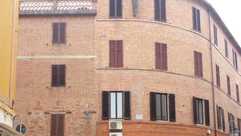 La grondaia sospesa nel vuoto sulle teste dei passanti in piazzetta Dominici (foto di Luigi Zannetti)