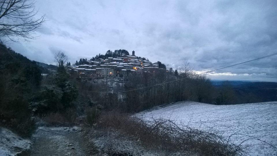 Gerfalco, nel comune di Montieri, coperta da un manto di neve (foto da Facebook)