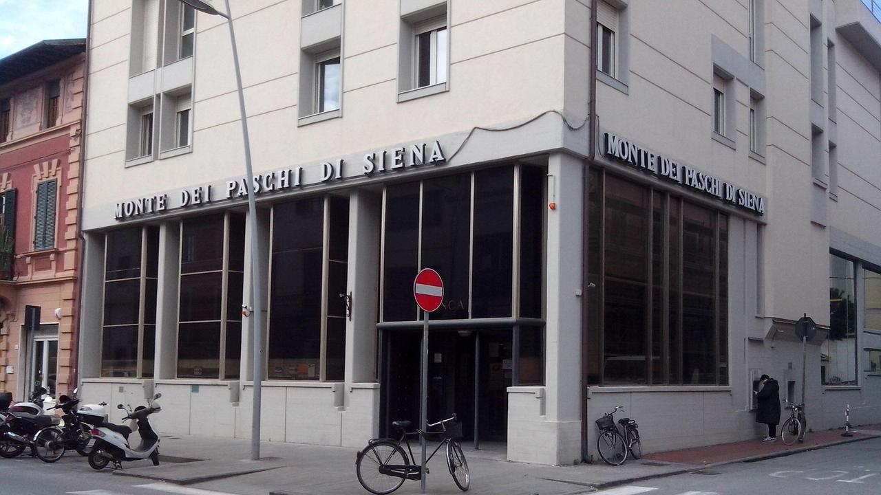 La filiale del Monte dei Paschi di Siena in via Garibaldi a Viareggio