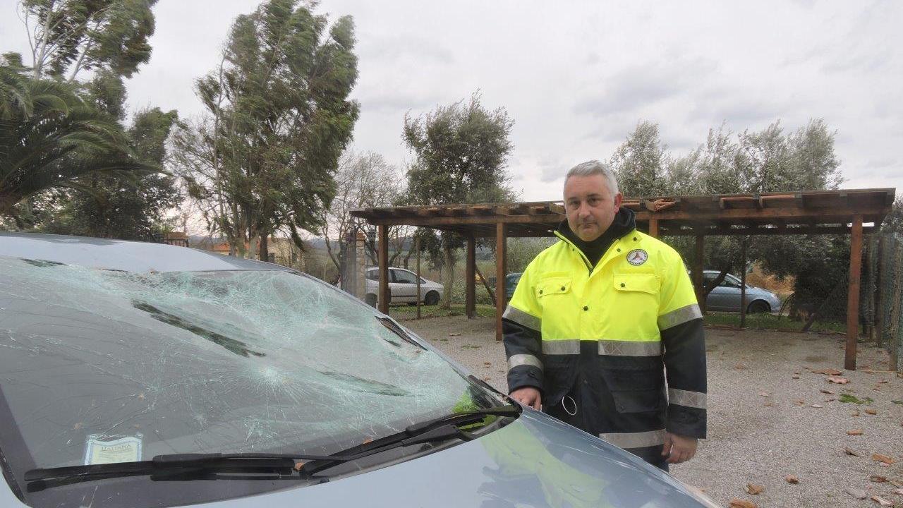 Il sindaco di Magliano, Diego Cinelli, accanto a una delle auto danneggiate (foto Enzo Russo)
