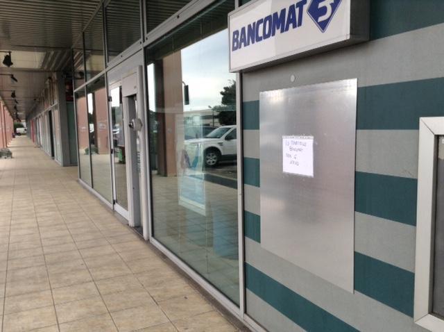 Il bancomat riparato dopo l'esplosione