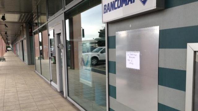 Il bancomat riparato dopo l'esplosione