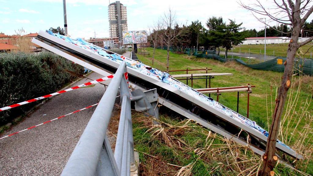 Un cartellone pubblicatorio caduto a Porta a Terra