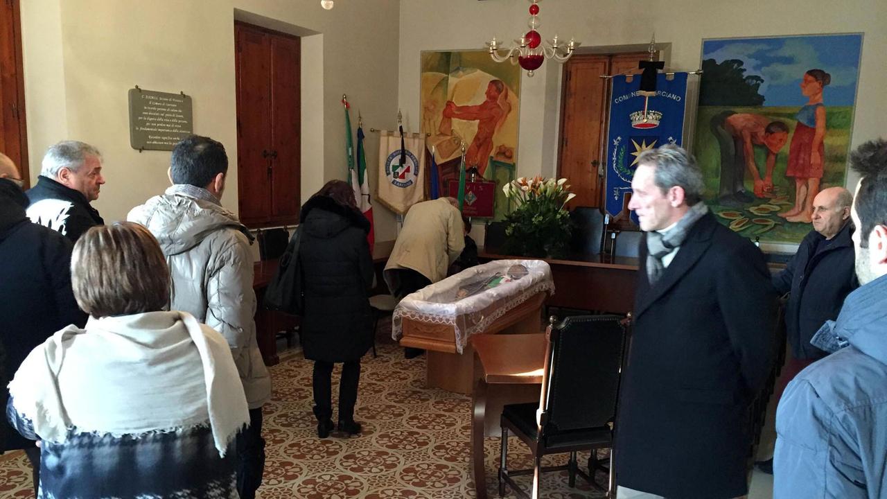 La camera ardente per Antonio Pappalardo nella sala consiliare a Larciano (Foto Nucci)