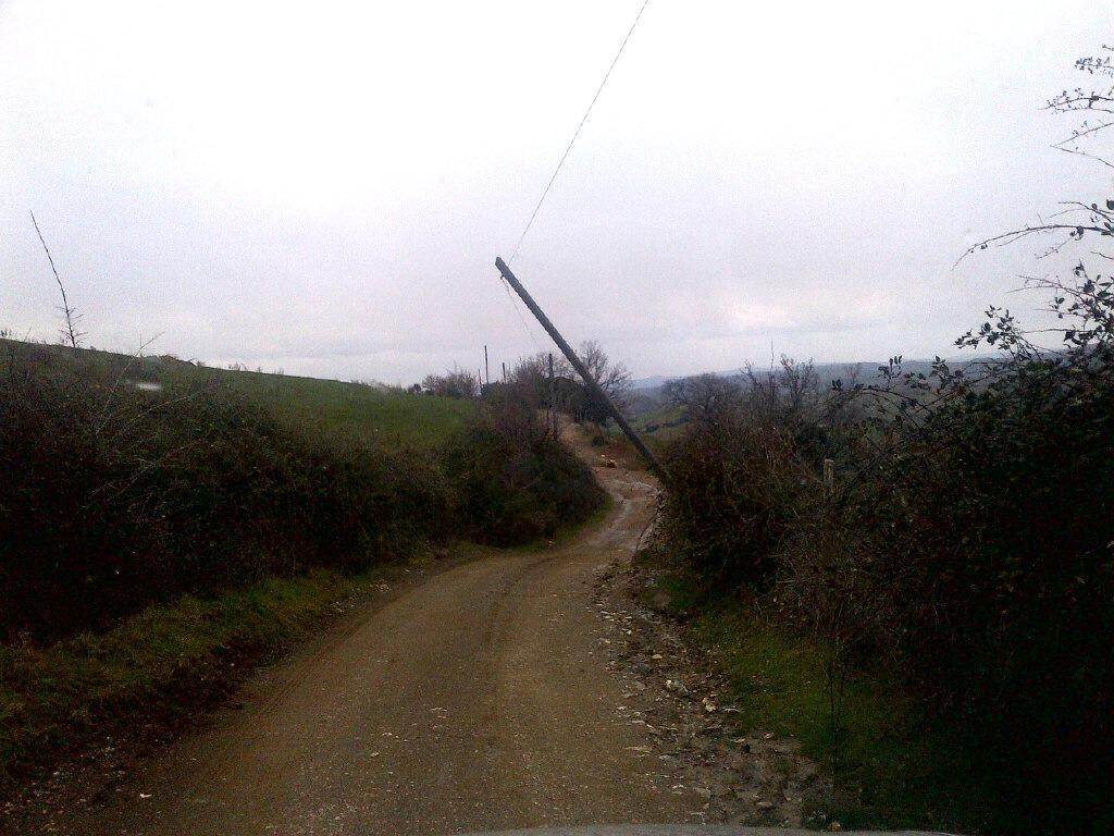 Un palo della luce danneggiato a Baccinello (Scansano)