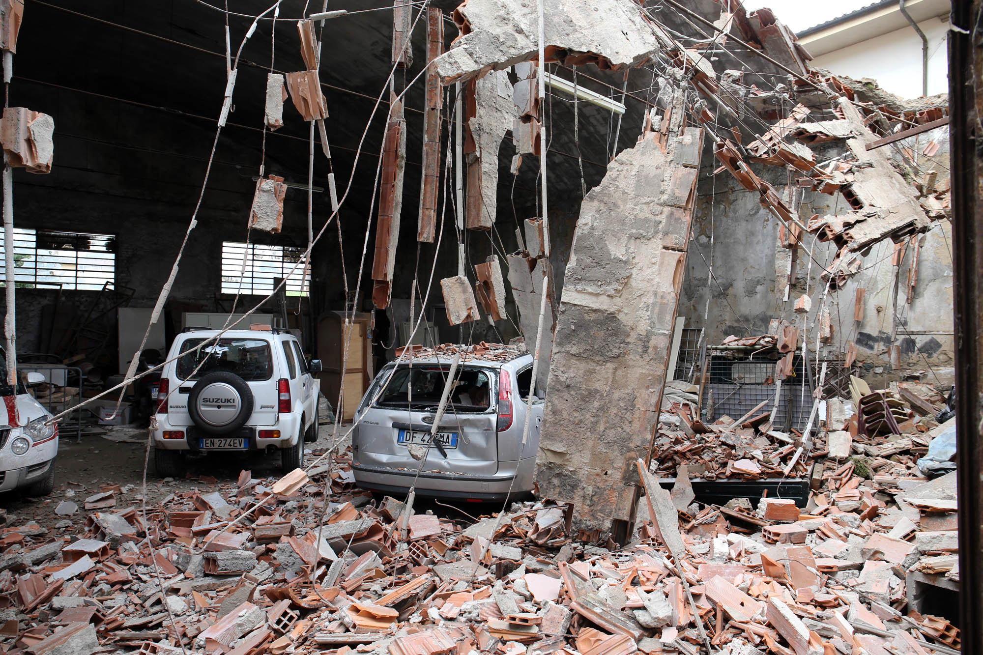 Crollo all'ex magazzino ocmunale di Borgo a Buggiano (Foto Nucci)