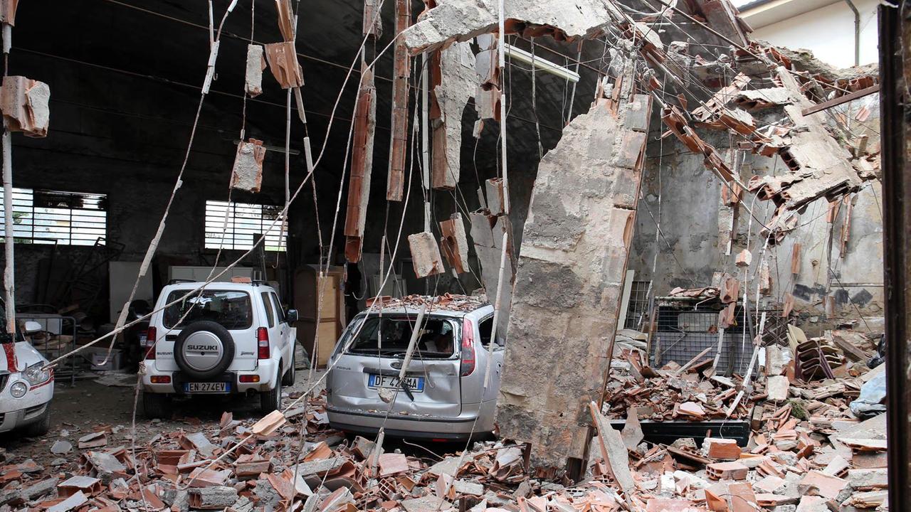 Crollo all'ex magazzino ocmunale di Borgo a Buggiano (Foto Nucci)
