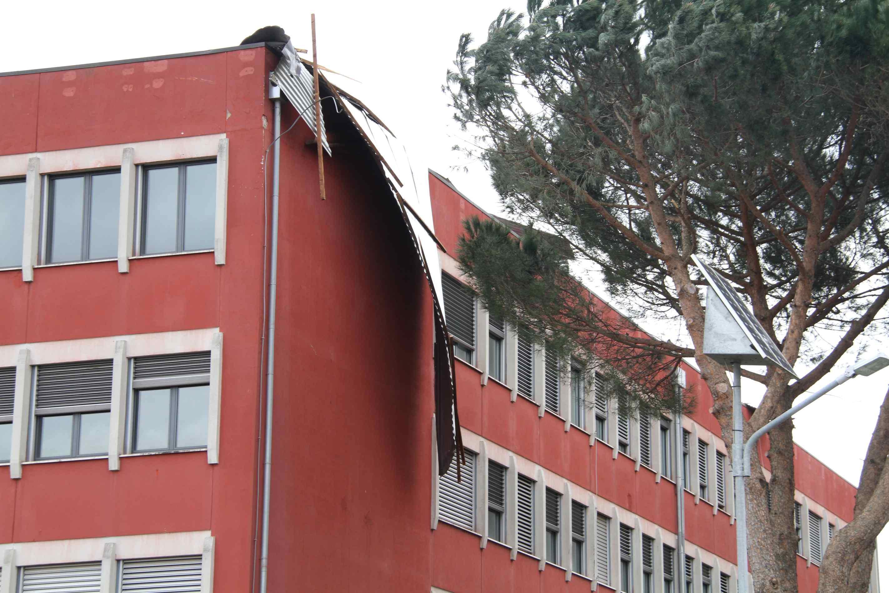 Il tetto della scuola Dagomari divelto dal vento