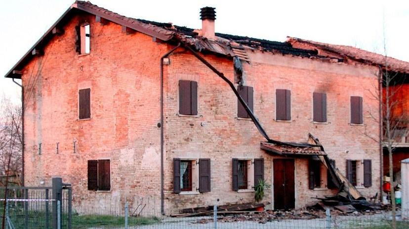 Brucia la casa nella notte Salvi i genitori e tre figli